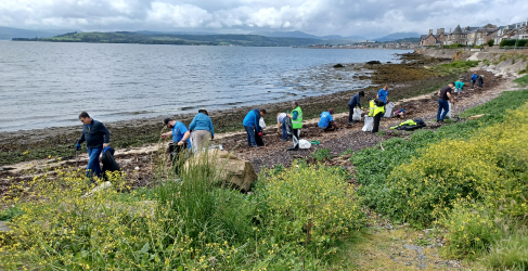 Nature Calls Helensburgh Beach Clean Volunteers picking litter on Craigendoran Beach