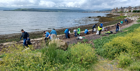 Volunteers picking litter on Craigendoran Beach