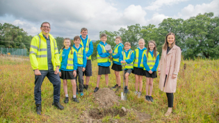 Image of school pupils and cabinet secetary 